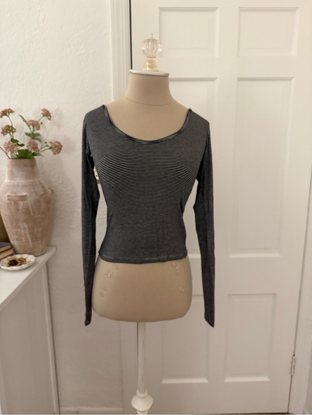 American Eagle Women's Black and White Striped Long-Sleeve Scoop Neck Crop Top